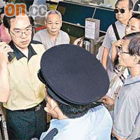 警員到場調停乘客與港鐵職員的爭拗。	