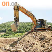 挖泥機在土瓜坪村平整土地，預備興建丁屋。