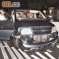 公主道愛民邨對開失事撞壆的七人車損毀，司機在車內助查。	（趙健圖攝）