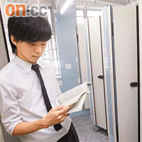 入住香港學生輔助會荷蘭宿舍的呂成功，常常在廁所「秘密練兵」，偷光夜讀。（梁耀榮攝）