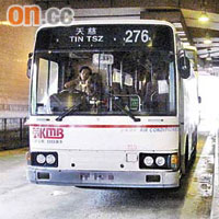 276線以單層巴士行駛，載客量未能滿足需求。