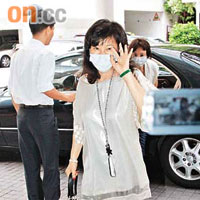 三太陳婉珍到達醫院時神情輕鬆，且向記者揮手。