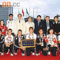 林大輝（後排中）率領香港武術代表隊出戰亞洲武術運動會取得佳績，霍震霆（後排右五）親往打氣。	（相片由被訪者提供）