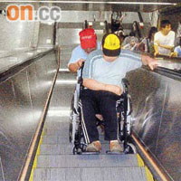 輪椅輔助升降台損壞後，傷殘人士需使用扶手電梯前往車站大堂。