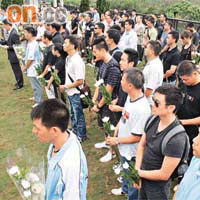 約二百名休班消防人員到浩園為下葬於此的十名殉職同僚默哀。