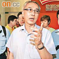 新巴職工會理事長鍾松輝（中）表示，資方有誠意改善員工福利。	（羅錦鴻攝）
