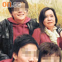 日前一名主婦（後排右）疑不堪被追收借貸手續費而自殺。