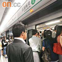 九龍塘站人流未見明顯增加，但繁忙時間仍有市民「上唔到車」。 （孫冰玉攝）