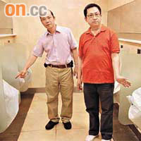 葉偉明（右）表示，領匯商場廁所因缺乏維修，竟有大部分廁盆被封。	（麥潤田攝）