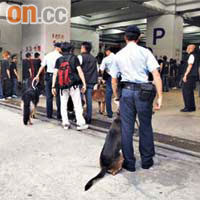 警方為出席弔唁人士登記時，出動警犬戒備。