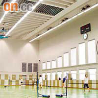 佛光街體育館羽毛球場未有空調裝置，僅靠風扇保持空氣流通。