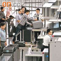 保安人員檢查時，旅客需要打開行李。