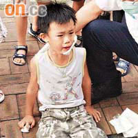 受傷男童接受急救時，哭喚：「我要媽咪！」	（文健雄攝）
