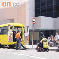 瑪嘉烈醫院常有輪椅使用者等候復康巴士接載，反映復康巴士需求甚殷。