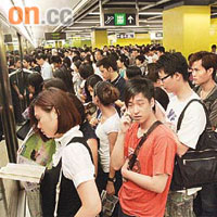 訊號故障期間，早上繁忙時間月台擠滿大批乘客。	（孫冰玉攝）