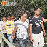警員拘捕南亞裔人蛇。	（陳桂建攝）
