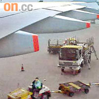 新加坡航空一班客機，疑機翼故障工程人員進行緊急維修。