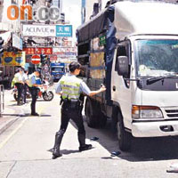 撞斃老婦貨車停在路旁，死者的雨傘遺棄路邊。	（曾志恒攝）