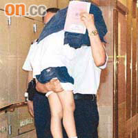 受傷女童由父親抱着送院。