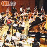 Gabriel在香港兒童交響樂團歸來音樂會擔任榮譽客席指揮。	（何偉鴻攝）