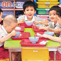 大部分幼稚園為學生提供茶點膳食，有幼稚園的膳食費高達九千多元。