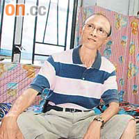 六十歲李先生居於藍屋一板間房卅五年，他決定留下參與活化。	（黃勁璋攝）