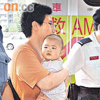 墮地跌傷五個月大女嬰，由女親友抱着送院。	（左錦鴻攝）