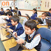 一所小學的英文互動學習教室上課時使用的電子課本。