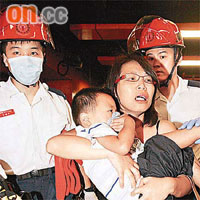 另一名於天后站被夾傷腳的男童由母親抱着。