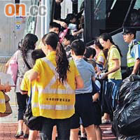 大批跨境學童在禁區乘搭校巴。