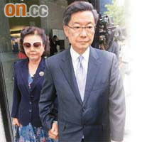 林兆鑫昨認罪後與妻十指緊扣離庭。	（陳錦輝攝）