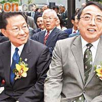林兆鑫（左）擔任港大醫學院院長時與校長徐立之合照。