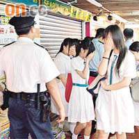 光顧二手書店被騙的中學生往警署助查。	（陳展鴻攝）