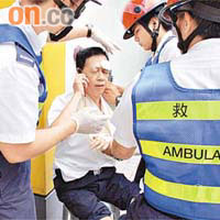 救護員為受傷司機包紮。