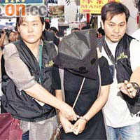 警方在冒牌貨倉內拘捕兩名內地女子。	（李少雄攝）