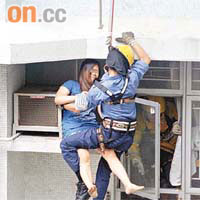 消防員成功將企圖跳樓印尼女子緊抱救回。