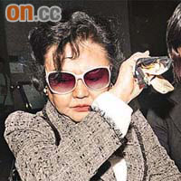 林兆鑫妻子（左）昨聞判後一度哭成淚人，離開法庭時仍手執手帕。	（蕭毅攝）