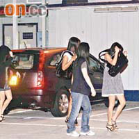警方將多名被捕菲律賓女子扣留在警署調查。	（余宏基攝）