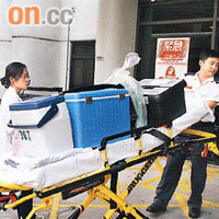 醫護人員昨晨將屍肝運送至瑪麗醫院拯救一位肝衰竭女病人。	（王玉燕攝）