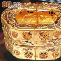 內地有蟹商出售高達近十萬元人民幣的大閘蟹，並以含黃金成分的禮盒包裝。	（圖片由被訪者提供）