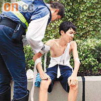 被斬傷的少年由救護員包紮傷口。	（馮戈攝）