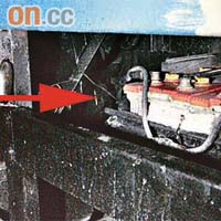 貨車的衞星防盜系統電池的電源被破壞（箭嘴示）。