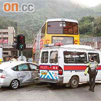 警車與私家車相撞後，雙雙衝前再撞向巴士。	（周宏杰攝）