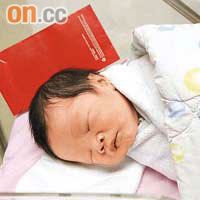 深圳來港的黃女士擇日在昨天剖腹產子，期望好的出生時辰能為兒子帶來好運。