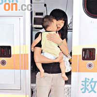 男童注射疫苗後發燒，母親抱同送院。	（黃君堡攝）