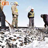 興建青藏鐵路要克服凍土難題。