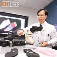 中文大學研製的防跌鞋，以刺激肌肉的力學原理強化長者肌肉及骨骼。	（梁耀榮攝）