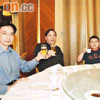 四個人打完友誼賽，尹德勝（右二）做東大家舉杯暢飲食番餐。