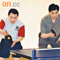 尹德勝（左）自己打乒乓波得獎盃無數，有姿勢有實際，絕對係實力派。