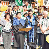 扁迷表演街頭劇諷刺馬英九政治迫害阿扁。	（張偉御攝）